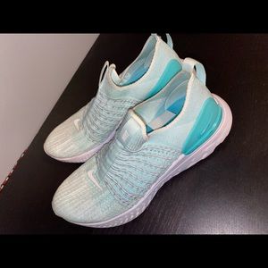 Women’s light blue Nike React Phanton Flynit sneakers